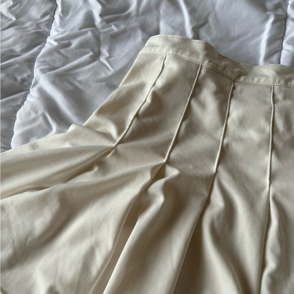 White pleated skirt - Medium - Picture 2 of 3